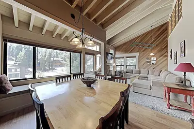 Image de Remodeled 4 Bedroom Condo Perfect For Families & Couples | Easy Access to Ski Adventure! (Unit 611 at 1849) by RedAwning