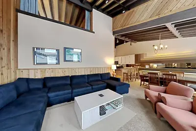 Image de Cozy Condo with Mountain View! Hot Tubs, Sauna, Stargazing! (Unit 683 at 1849) by RedAwning