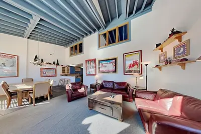 Image de Large Upgraded 4 Bedroom Condo in Mammoth! Easy access To Hot Tubs, Pool, Sauna (Unit 684 at 1849) by RedAwning