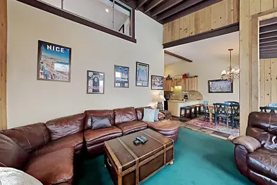 Image de Beautifully Remodeled Condo Close Hot Tubs, Sauna, Skiing, Car Charging! (Unit 691 at 1849) by RedAwning