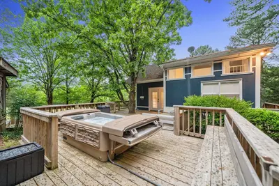 Image de Privacy & seclusion w/ hot tub - on 10 acres, minutes from Trails and Downtown