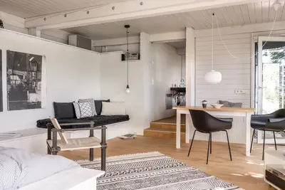 Image de Modern Minimalistic Seeblick Design Studio mit Küche, Terrace und Parkplatz