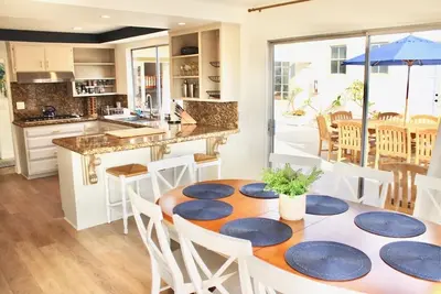 Image de Modern Home, Multi Unit, Relaxing Spacious Patio Ready for Fun!