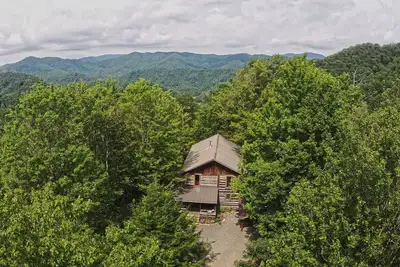 Image de Picturesque 16 acre Private Mountain Property - Two Cabins + bonus Cottage Suite