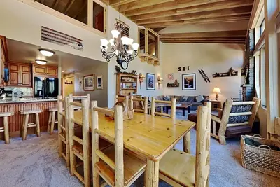 Image de Beautiful 2 Br with 2 Full Lofts Slopeside In Quiet Canyon Neighborhood! (Unit 662 at 1849) by RedAwning