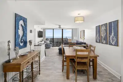 Image de Stunning Sea Colony Oceanfront Condo just steps to the sand and pools!