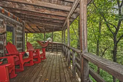 Image de A 2200 sq/ft lodge on a picturesque 16-acre wooded mountain property