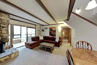 Image de Slope View of Mammoth Condo with Loft & Access to 3 Spas and Sauna (Unit 402 at 1849) by RedAwning