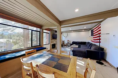Image de Slopeside Remodeled 2 Bedroom Condo with Amazing Views! (Unit 522 at 1849) by RedAwning