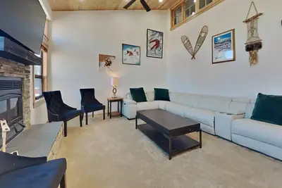 Image de Spacious Slopeside 3 Bedroom with Loft Plus Onsite Ski and Snowboard Rentals! (Unit 692 at 1849) by RedAwning