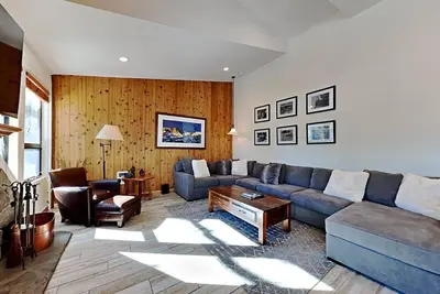Image de Spectacular Condo Slopeside Location and Mountain View! Close to Village Gondola (Unit 622 at 1849) by RedAwning