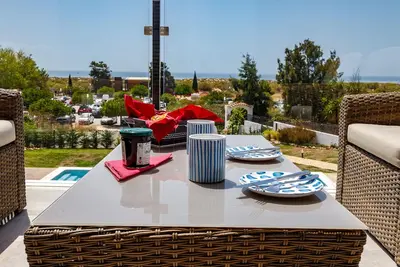 Lovely elegant 2+2 bed, 4 bath frontline house with stunning sea views and pool