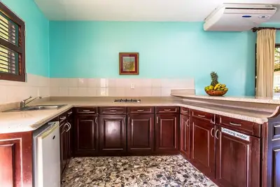 Image de Luxury gated resort near shops and restaurants, with pool, on sandy beach
