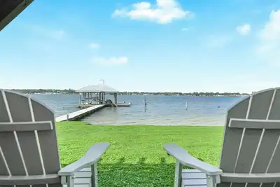Image de Modern Waterfront Lakehouse, with a private beach and a spacious boat dock.