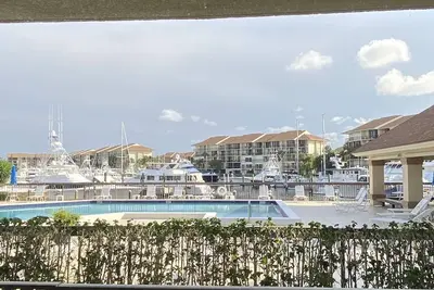 Image de Beautiful Remolded Condo Near Beach