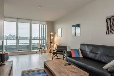 Image de Luxury 1br Apt with City Views – Walk to Alderney