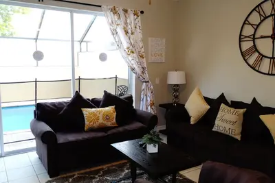 Image de Whimsical Wonderland: Stay in a Charming and Spacious End Unit Townhouse!