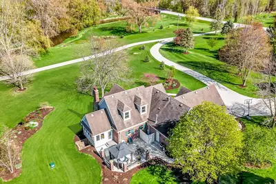 Image de Beautiful country home (3800 sq ft) on 4 acres with river frontage - 10 beds!