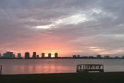 Image de Waterfront 3br 2ba Home 5 min to Beaches Great large Driveway WiFi Clean Safe