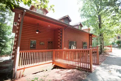 \"Back-Porch Sittin'\" Perfect! Walk-in Cedar Cabin near 76 Country Blvd Strip!