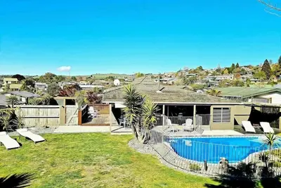 Image de Rotorua Paradise, heated pool, 2Ă—65\" TVs, now 30% off