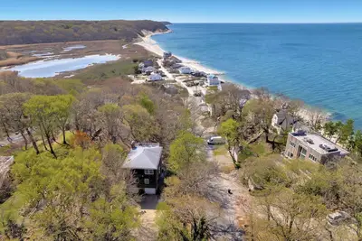 Image de Escape to Paradise: Steps to Beach & Spacious Deck