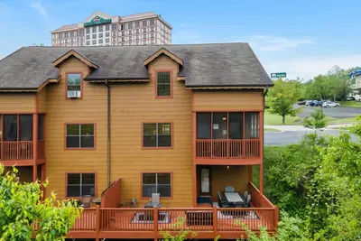 Rustic-Chic 4br + Loft Cabin | Golf & Show Discounts!