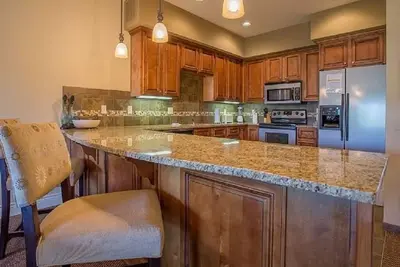 3 Bedroom 3 Bath Luxury Condo - Elevator access, Pool