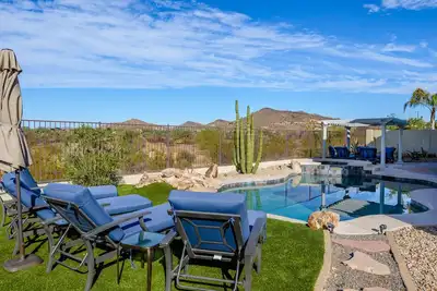 Heated Pool/Spa, Mountain/Sunset Views, Amenities Galore. . . .