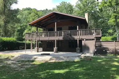 Image de Riverview Lodge - Riverfront Home with Hot Tub