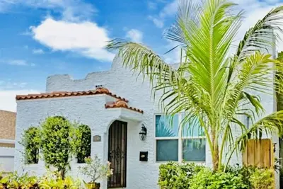 Image de Close to beach & shopping & airport <br>Charming Mission Style Home built in 1926.