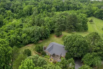 Image de Waterfront home with 5 Acres! 4 bedrooms 3. 5 bathrooms