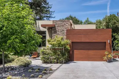 Image de Contemporary Palo Alto Home Convenient to Silicon Valley