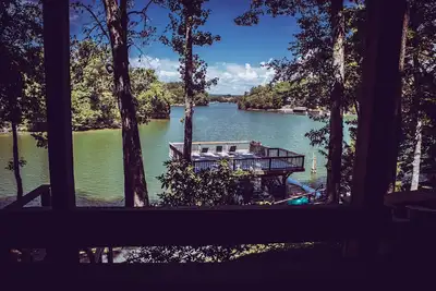 Image de Lakefront house with dock, huge porch, game room