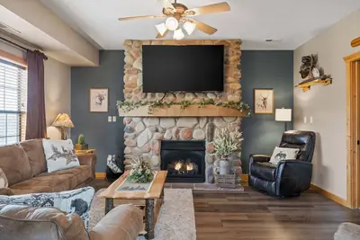 Walk-in Log Cabin with Walk-in Shower - Only Minutes from Shows!