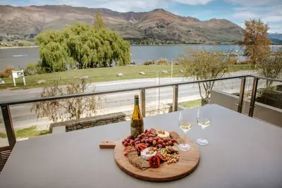 Image de Lake Edge | Central lakefront apartment | 3 bed