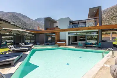 Image de Sauna, heated pool, kids pool, close to the beach & shops!