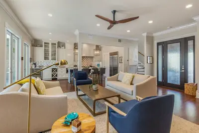 Image de Latitude Adjustment ~ Prestigious 3 Bedroom, 3. 5 Bathroom Home with Pool!
