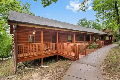 Image de Comfy Walk-in, One-Level Cabin with Jacuzzi Tub & Fireplace - Close to Shows!