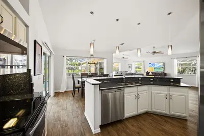 Image de Updated Home with Pool, Lake View, and near Beaches & Shopping!