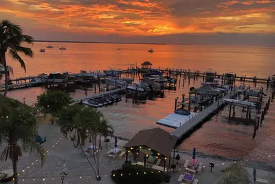 Image de Coastal Haven - Water & Sunset Views
