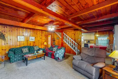 Image de Spacious dog-friendly retreat w/large wood deck, gas grill - near Shaver Lake