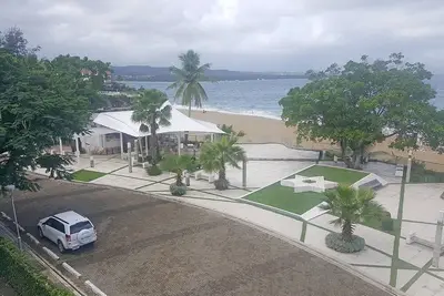 Image de Guest-friendly 1bd condo with sea views, pool, on sandy beach, near shops\/bars