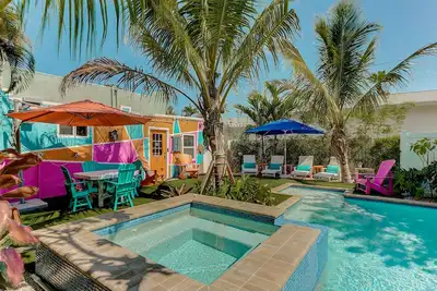 Image de Naut 2 Shabby Cottage  Next-Level Pool Area, Darling Fl Cottage - Best of Both!