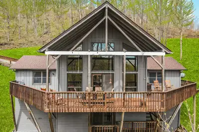Image de Wolf Ridge Retreat: Upscale Cabin in Private Wolf Laurel | Ski & Golf Development