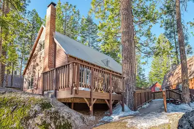 Image de Friendly cabin-style home with private gas grill, wood-burning stove, & deck