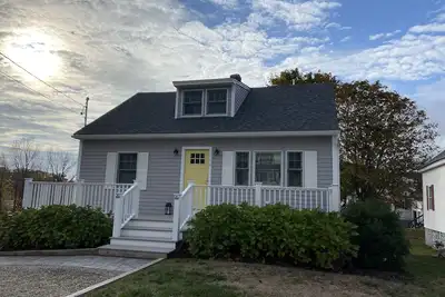 Image de Location! Renovated 3 bed/2 bath home, walk to the beach and York Beach Village!