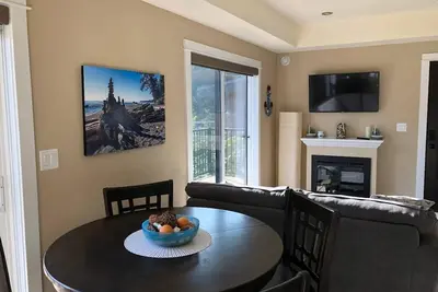 Image de Shore 2 Please - Lower Unit, Bright/Mountain views H198251310