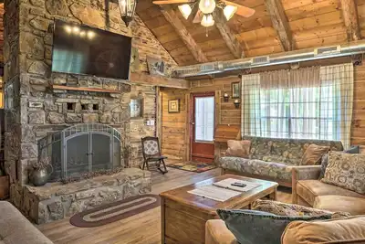 Image de Picturesque Log Cabin < 1 Mile to Table Rock Lake!