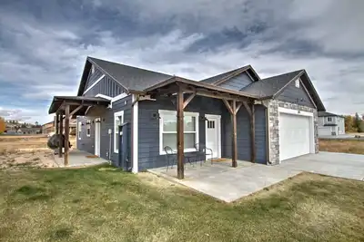 Image de Blue Bear Bungalow - Pool Access and only One Block From The Lake!